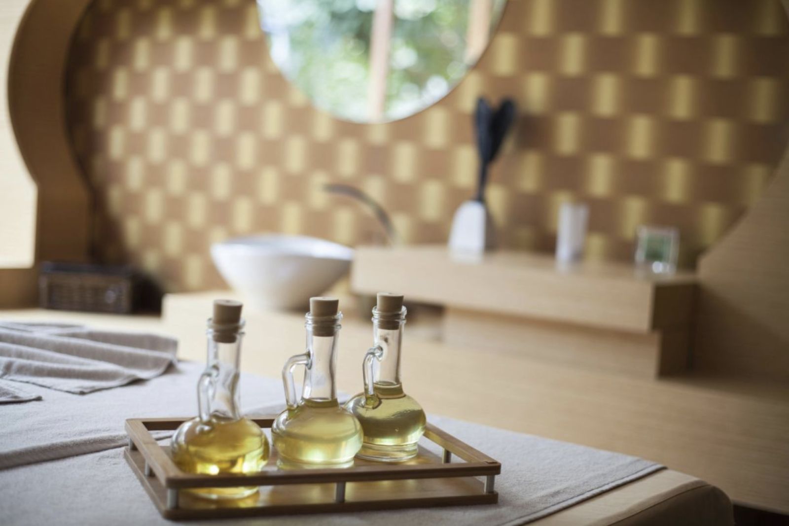 Tinh dầu gừng hoặc oải hương tăng hiệu quả giảm đau khi massage bụng dưới