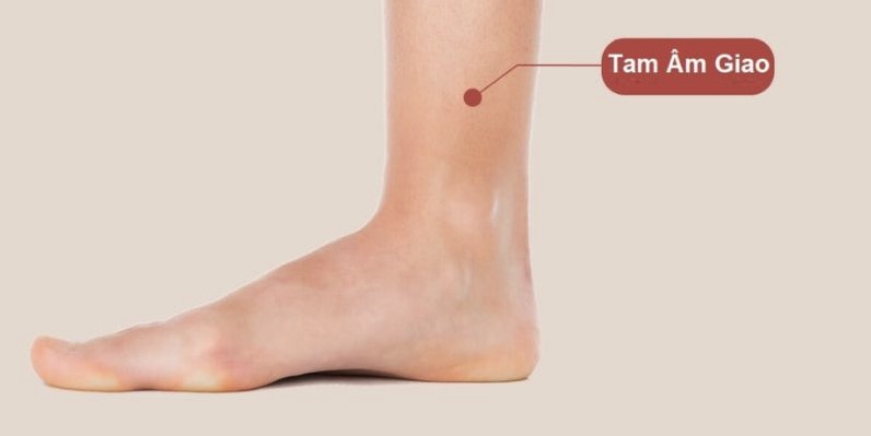 Ngón tay cái ấn nhẹ huyệt Tam Âm Giao để hỗ trợ giảm đau bụng kinh