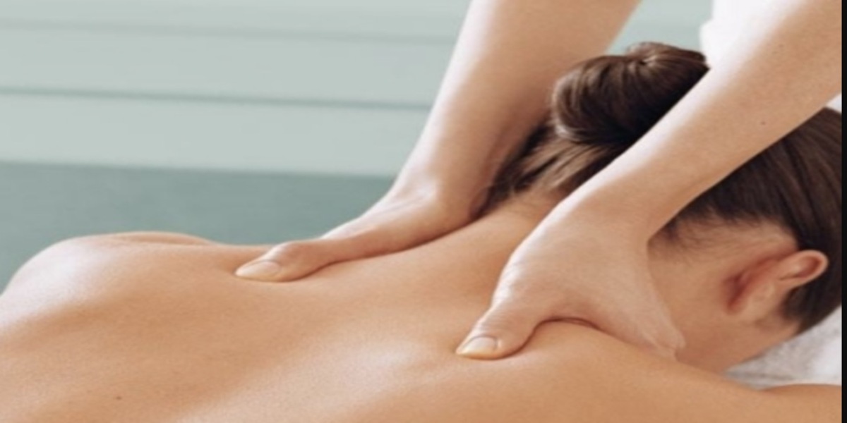 Người nghiêng và kéo giãn cổ nhẹ nhàng để tăng độ linh hoạt và giảm áp lực cơ cổ