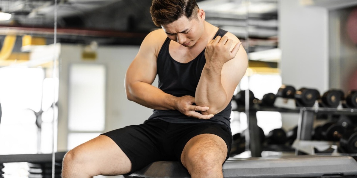 Ngồi lâu sai tư thế, lao động nặng, và căng thẳng kéo dài là nguyên nhân phổ biến gây đau lưng