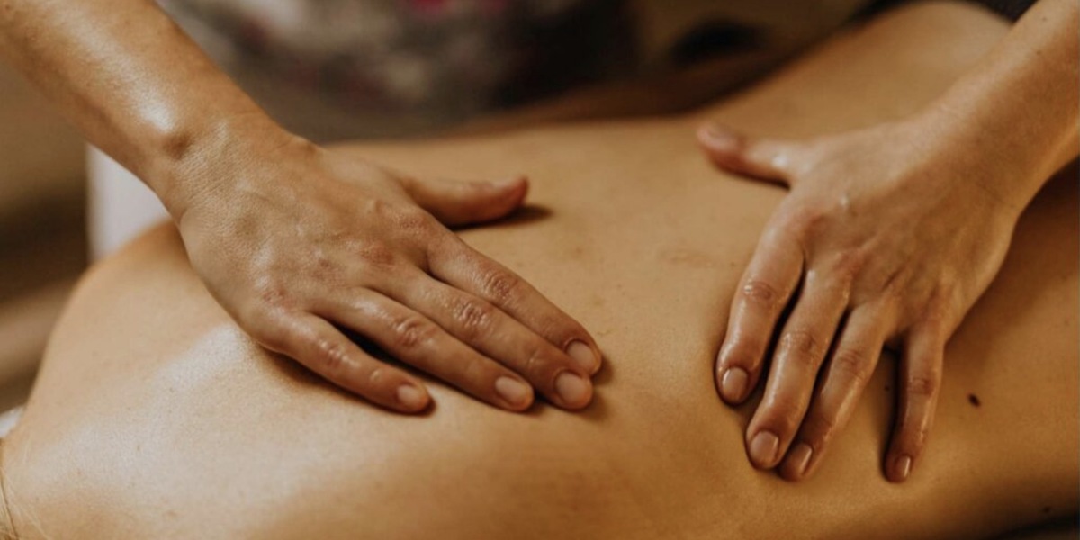 Hai tay xoa bóp vùng thắt lưng giúp giảm đau lưng khi đến kỳ kinh nguyệt